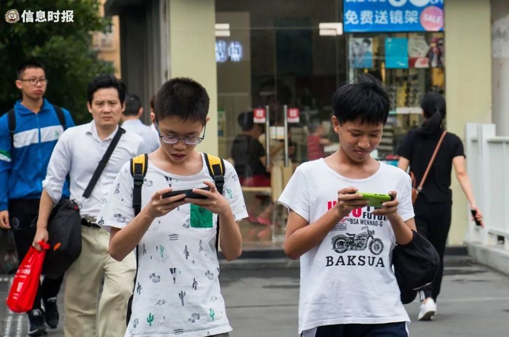 广州多校学生不准带手机入校，你家娃写作业有用手机吗？图3