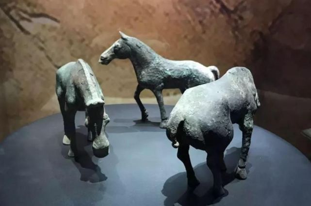 肯定少不了盗墓者的光顾,1997年,赵王陵2号墓被盗,2号陵的主人极可能