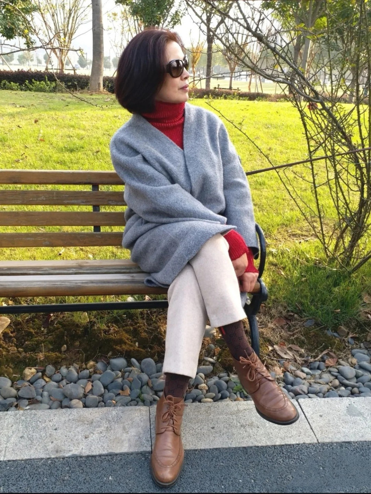 60岁"大妈"巧用红色搭配,时尚减龄有韵味