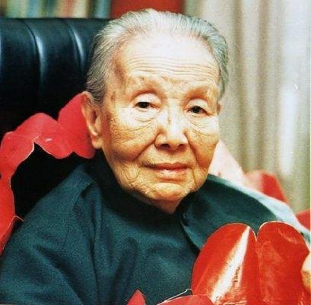 1999年2月28日这位受人敬仰的文学巨匠在北京医院逝世.