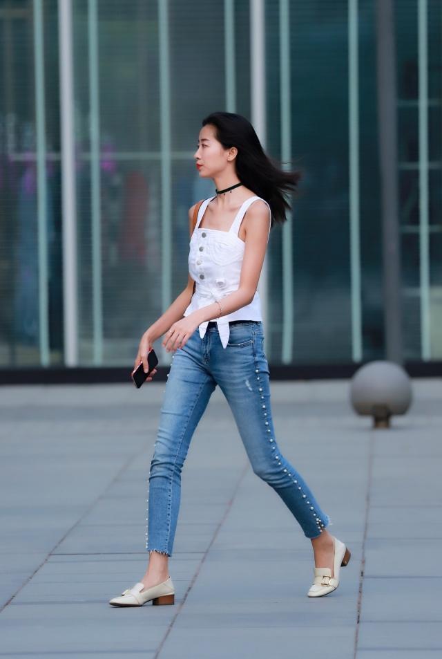 牛仔裤造型效果真不错,行走间律动的美感,这就是时尚的魔力