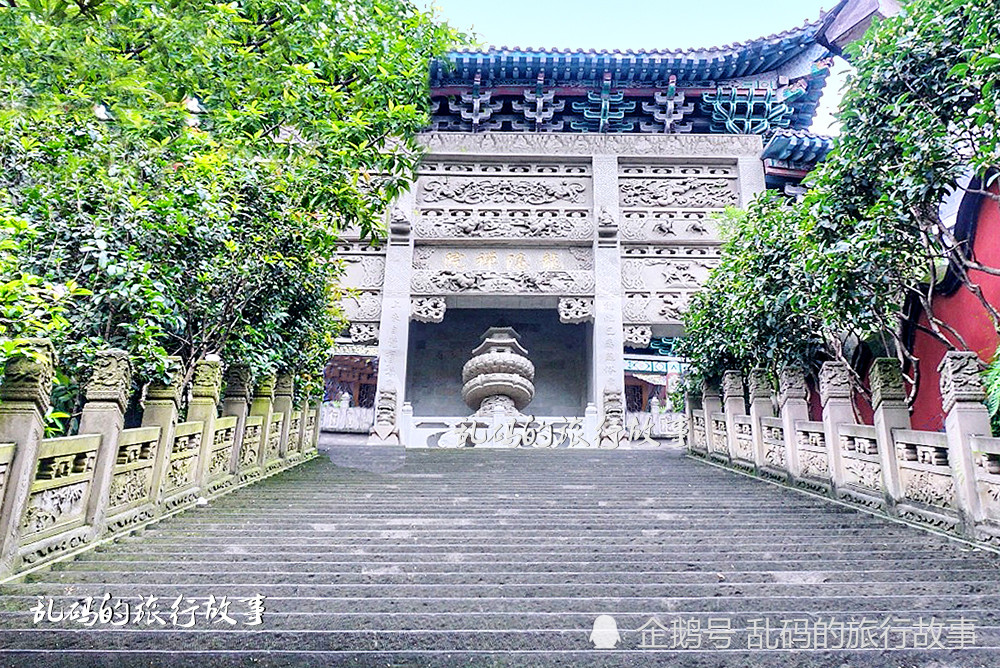 背依白岩山,面对嘉陵江,因寺后曾有一白色石崖,所以又被称作白岩寺