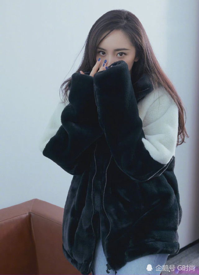 杨幂身穿温暖时尚黑白拼色毛绒外套搭配牛仔裤出镜简单随性的冬日穿搭