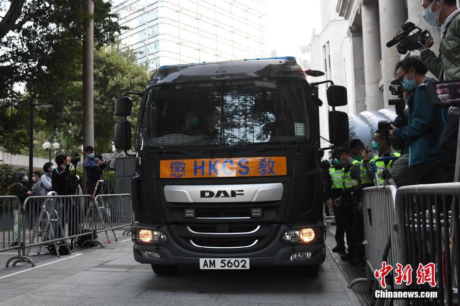 图为黎智英由惩教署车辆押送离开.中新社记者 李志华 摄来源:中新网