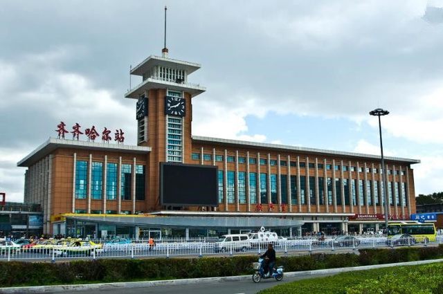 齐齐哈尔南站是高铁站,位于齐齐哈尔市高新区,距齐齐哈尔火车站直线