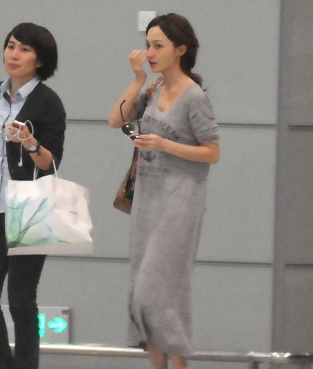 姚笛现身机场,素颜略显疲惫但皮肤紧致,真人比很多素人都好看!_腾讯网