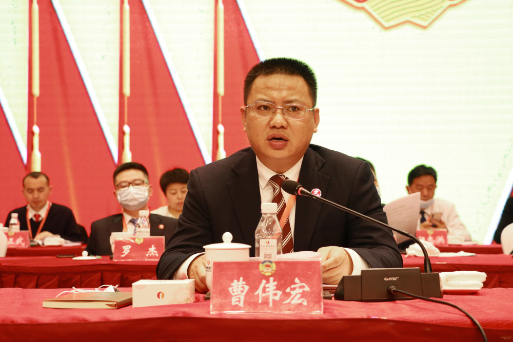 市委副书记,市长曹伟宏感谢全市各政协组织过去一年的辛勤付出.