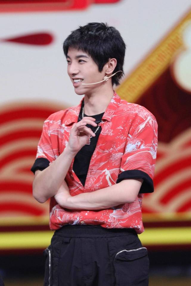 王牌首播,干水人华晨宇欢笑开场