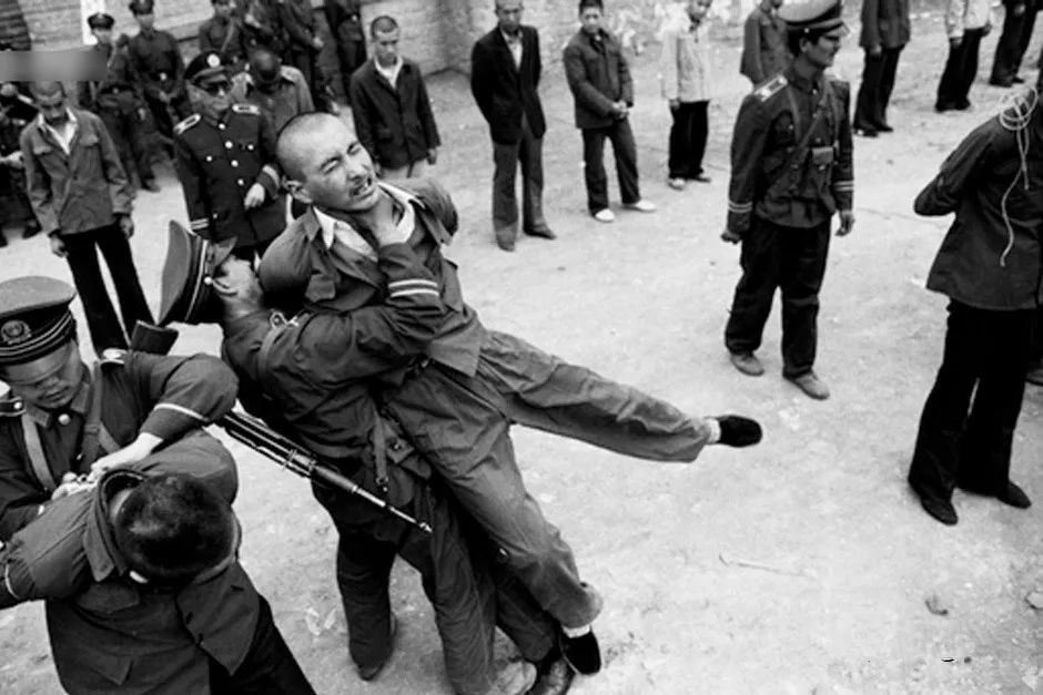 80年代"严打"老照片,看非常时期的非常手段_腾讯新闻