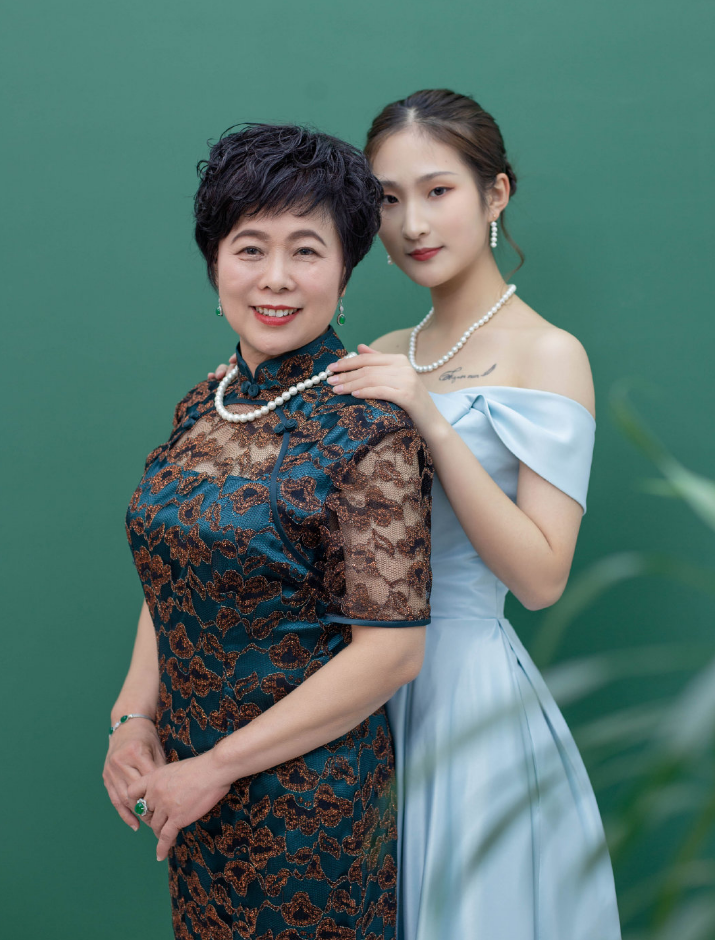 丈母娘婆婆老了也时髦,婚礼穿红旗袍高调走红毯,能和新娘比美了_腾讯