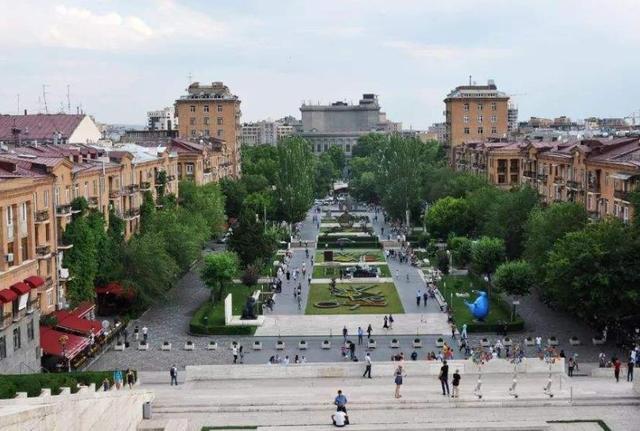 埃里温坐落在海拔千多米的山坡上,城市南北有阿拉拉特山和阿拉加兹山