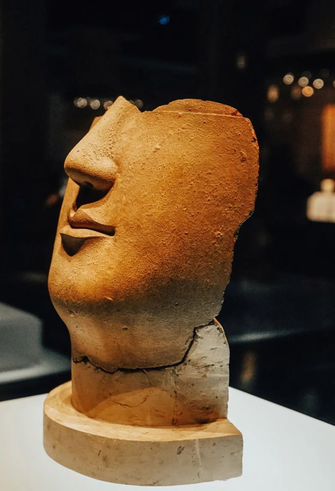 图为泥塑人面像 泥塑人面像出土于永宁寺,在洛阳盛极一时的佛教