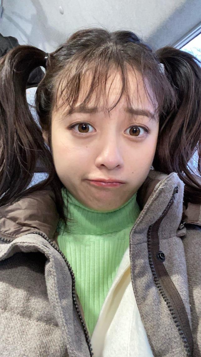 21岁桥本环奈晒照无滤镜黑眼圈太真实和57岁富豪父女恋人气不减反增