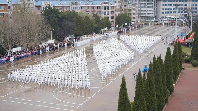 艦艇學院位於遼寧省大連市的老虎灘畔,是培養中國海軍軍官的專業學校