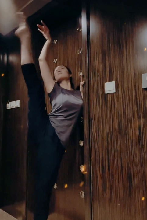 初版"王小蒙"近况曝光,身形暴瘦线条流畅,开会期间不忘练舞