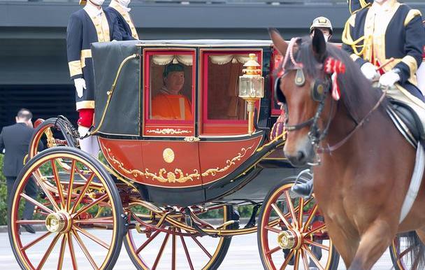 日本公主穿成调色盘册封礼走中西混搭风欧式马车配十二单