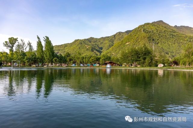 魚鳧溼地位於彭州市小魚洞鎮漁江楠新型社區,背靠湔山,面朝湔江,是