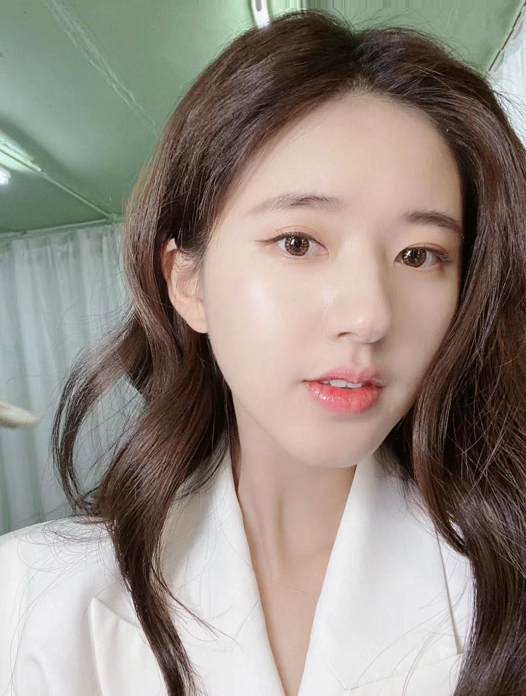 赵露思刚起床就被偷拍无美颜状态下她的素颜你在和我开玩笑22岁