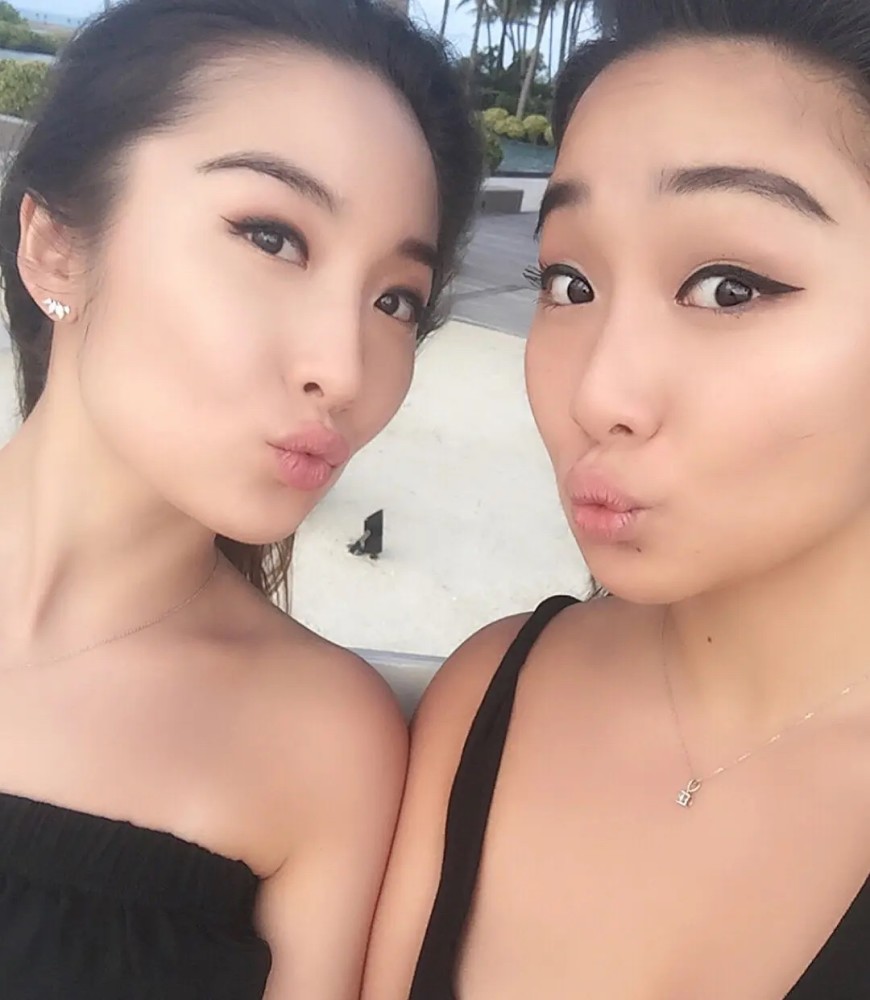 大女儿名叫梁颖晨,小女儿叫做梁静曦,姐妹俩长大后都一直在国外留学