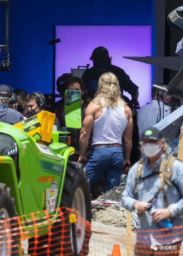 雷神4首发片场照长发披肩的索尔好辣噢