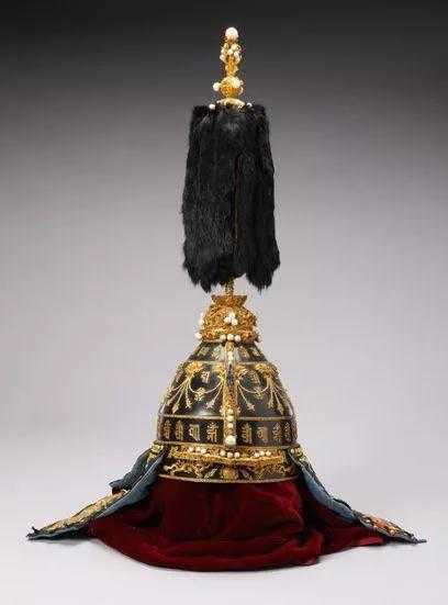 文物的珍贵,从来不在于其本身,而在于其背景,乾隆戴过的头盔与普通