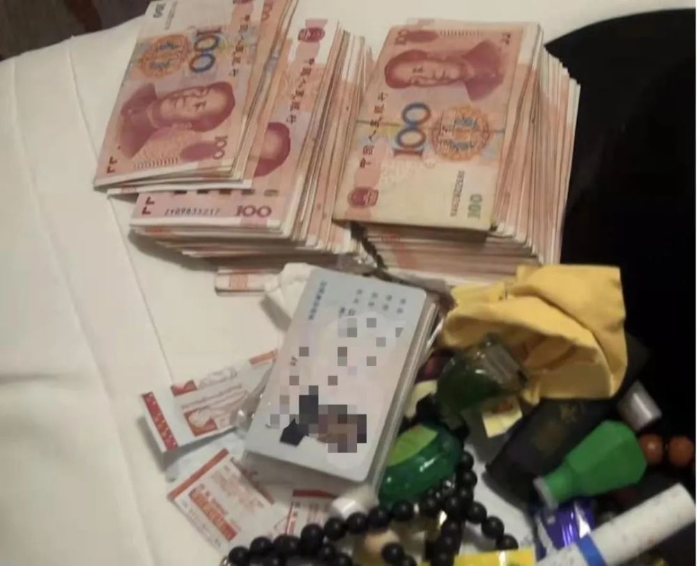 深圳警方从杨洪臣身上查获大量现金 2020年2月,深圳