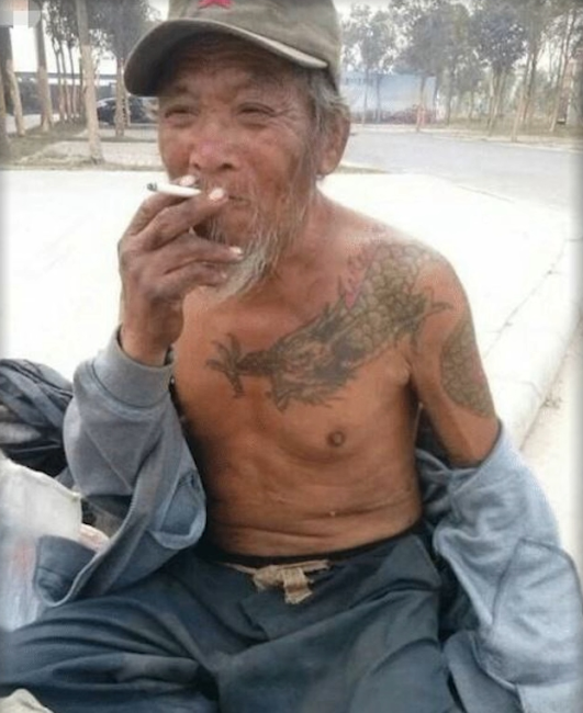 被路人围观拍照嘲笑,网友:30年前你都不敢看他|莫磊|李正光|东北|乔四