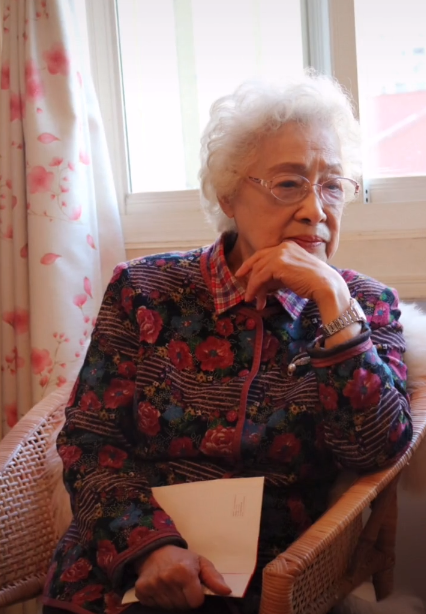 人民艺术家秦怡庆99岁生日,慈眉善目有精神,黄渤张雨绮为其祝寿_腾讯