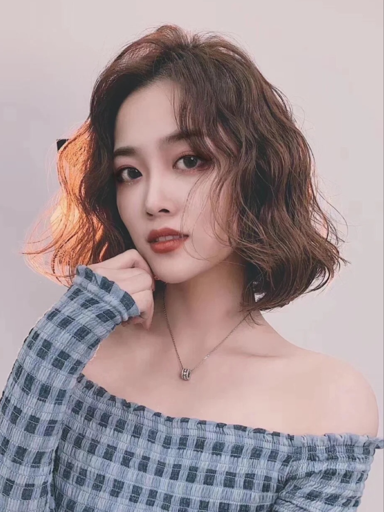 短烫发-日式羊毛卷烫分析日式羊毛卷的特征:羊毛卷重要的是要修剪出一