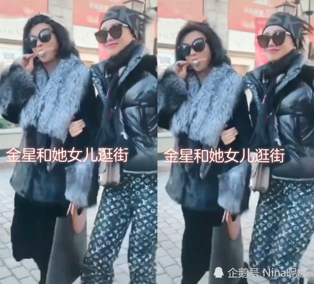 53岁金星罕见携养女逛街被偶遇,街头吃冰棍不雅观,养女穿1万裤好奢华