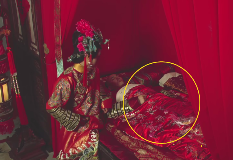 甄嬛传果郡王和浣碧已经同过房了新婚当日他们所盖的被子说明一切