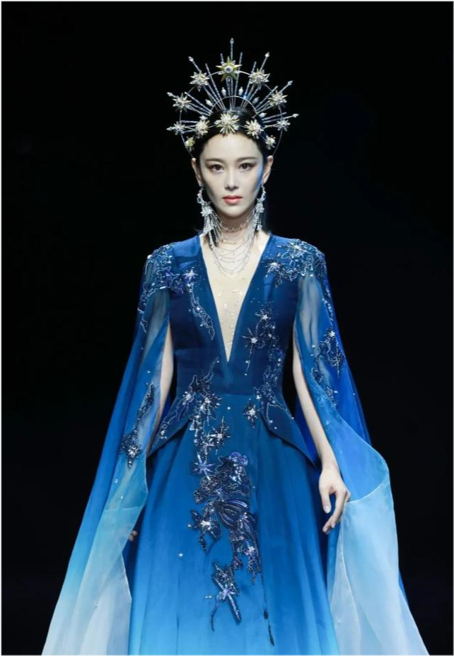 仅仅两年的时间，这个品牌就走上了中国国际时装周