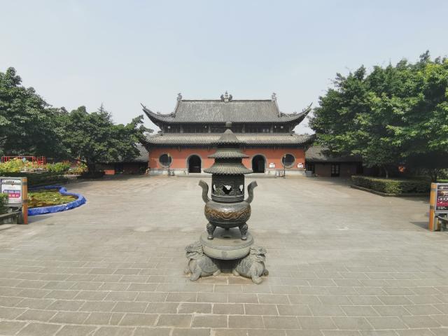 明朝建文帝朱允炆流落川渝时,曾在此剃发为僧长达5年,因此又名"龙隐寺