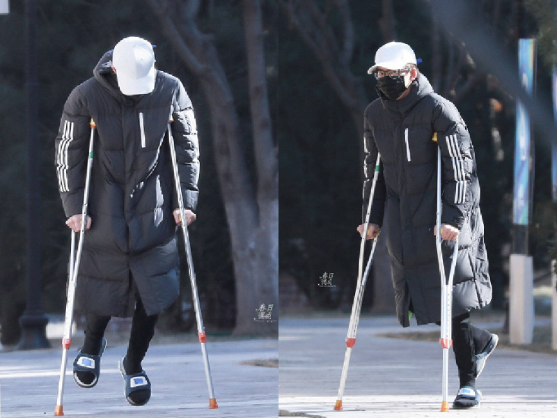 有站姐日前发图,余景天杵着拐杖上班,这照片来看,感觉余景天伤的还是