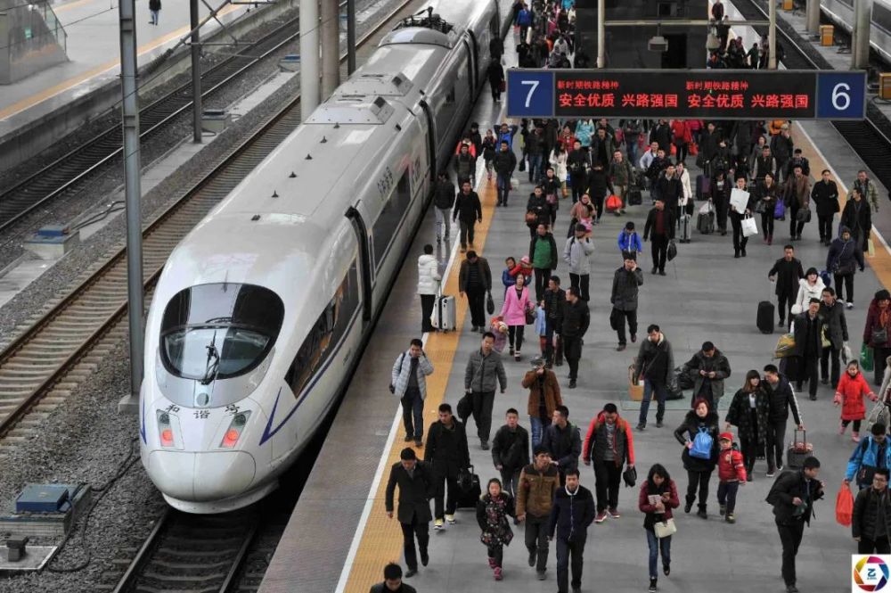 合肥火车站站台上,大量的乘客下台阶等车;下图为2021年1月春运,合肥