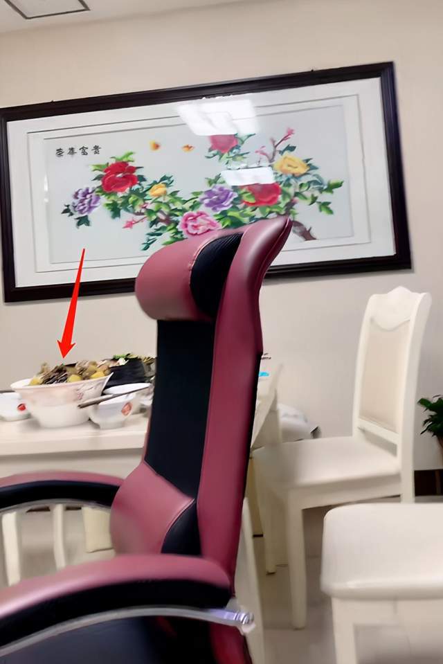 视频里出现了王永会和三个年轻人,再加上拍摄的筱素清,五口人齐聚一堂