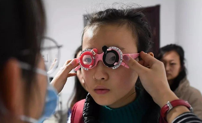 有种"心疼"叫咘咘,被查出患有先天弱视,小小年纪戴眼镜惹人怜