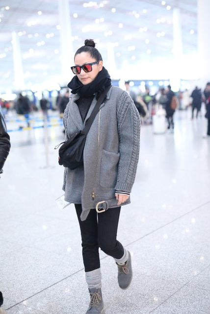 瞿颖的超模气场和品味还在,一身灰 黑搭配走机场,看着挺高级