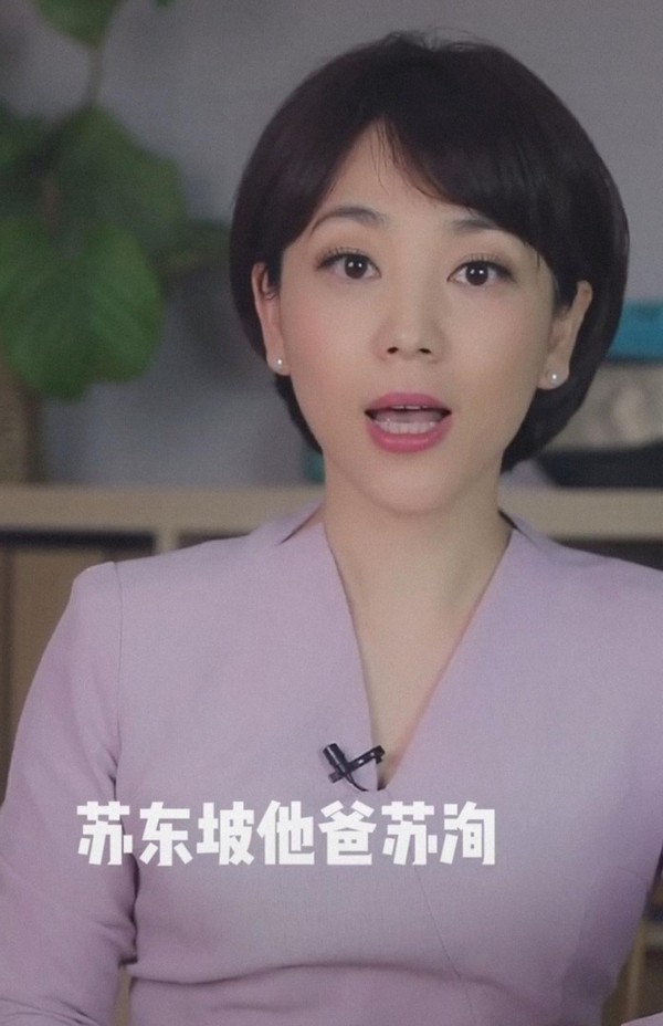 49岁央视主持人劳春燕曝近况两颊凹陷身材纤瘦打扮朴素显年轻