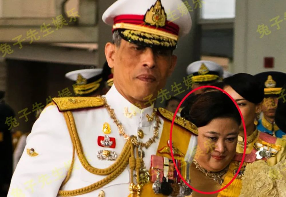 苏提达2021年出奇招发布颂莎瓦丽新年贺卡示好泰王63岁前妻