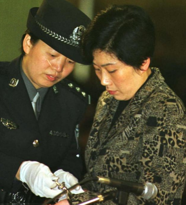 她是"湖南第一女巨贪",靠色相上位官至副厅级,一审被判死刑