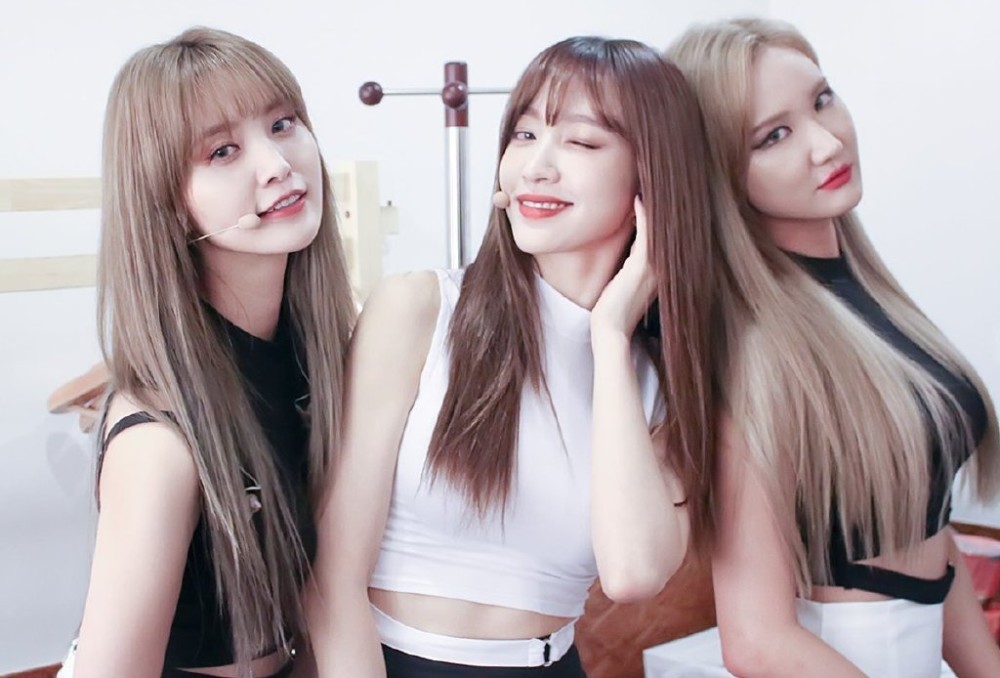 知名女团和男粉丝拥抱挤气球动作辣眼怪不得吴京不建议女孩进入娱乐圈