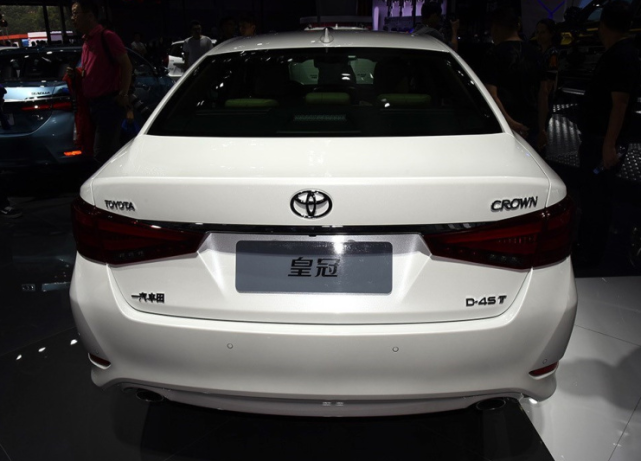 皇冠新款登场,v6大后超配3.5l动力,比奔驰e级还漂亮