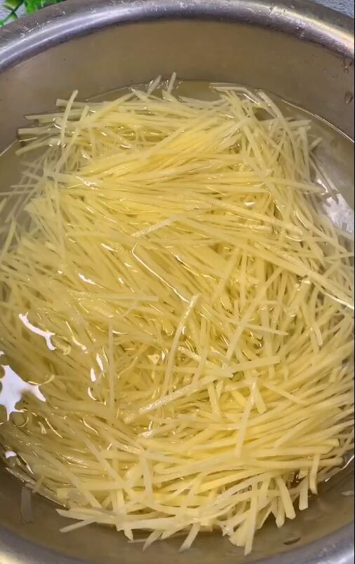 饭店的凉拌土豆丝为何那么好吃?原来诀窍这么简单,酸脆爽口入味