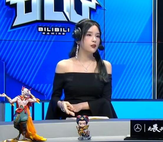 rita穿露肩装解说颜值很高吸引大量关注粉丝调侃她被重做了