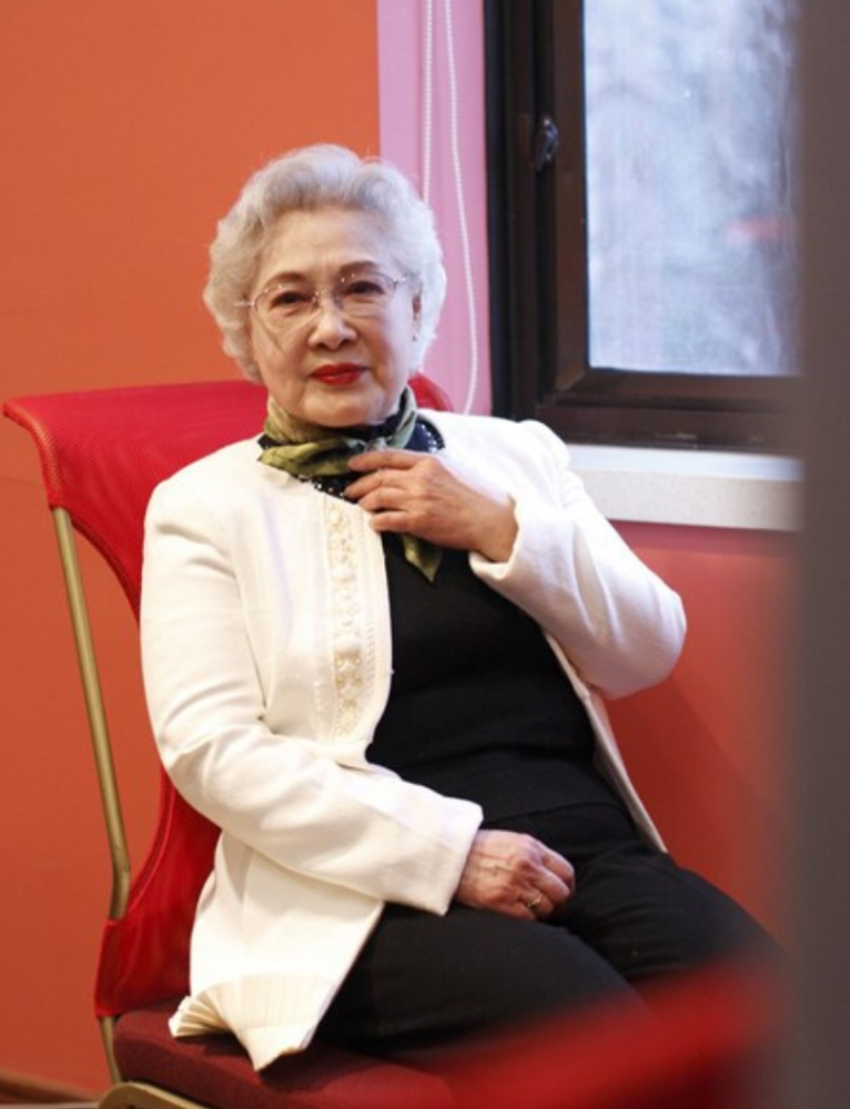 秦怡老师病房里过99岁生日,穿印花棉袄佩戴丝巾,优雅到骨子里_腾讯