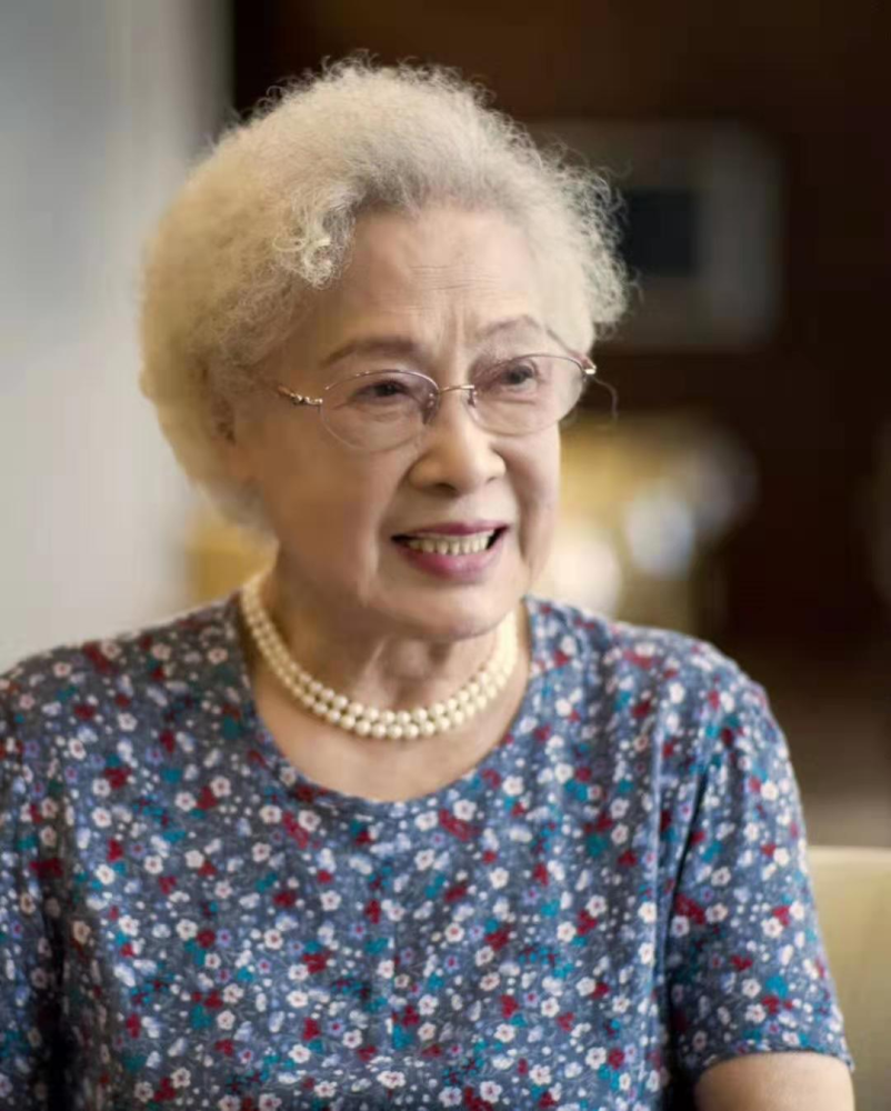 秦怡老师病房里过99岁生日,穿印花棉袄佩戴丝巾,优雅到骨子里_腾讯