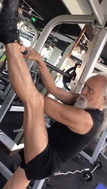 王德顺还不服老85岁疯狂撸铁一脸狠相就连53岁女儿都冻龄