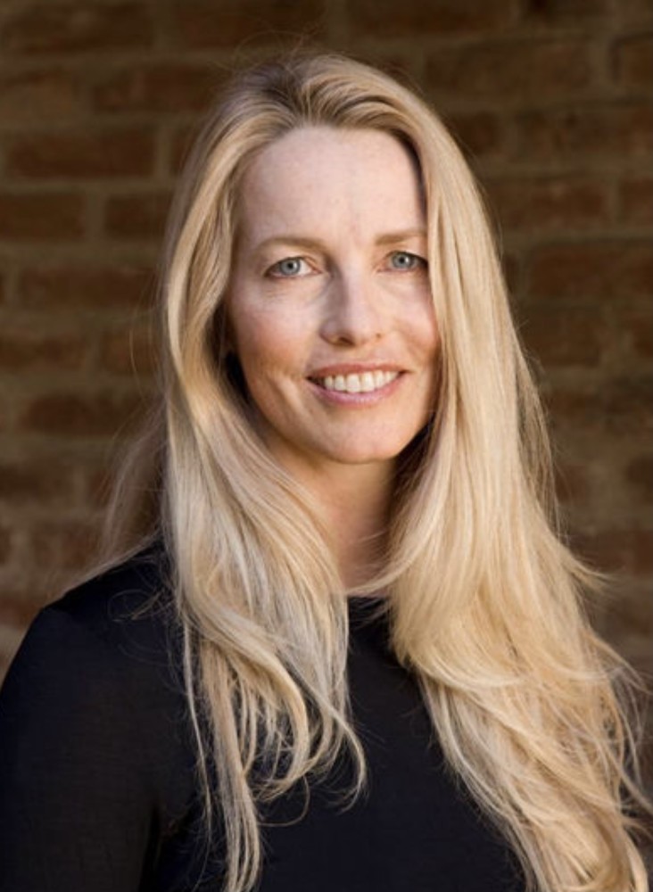 苹果创始人乔布斯小女儿公开恋情,约会无数男明星,新男友是歌手_腾讯