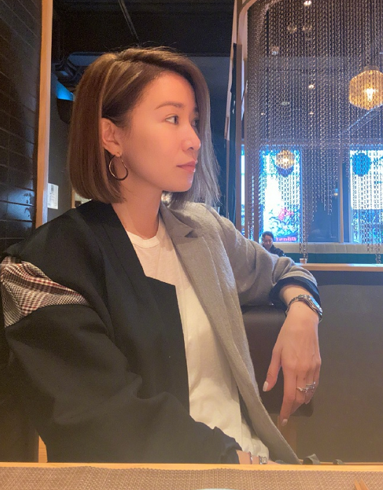 46岁佘诗曼换新发型气质温婉又迷人怼脸拍素颜超能打